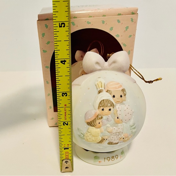 Precious Moments Ornament Peace On Earth Vintage Christmas Ornament - Picture 3 of 7